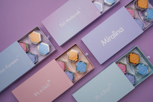 Elegantes cajas de regalo con dulces gourmet